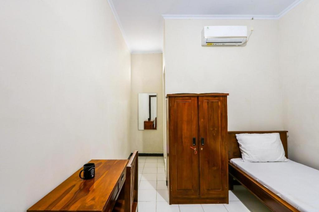Oyo 3187 Kost Putri Bu Chris Hotell Jembel Eksteriør bilde