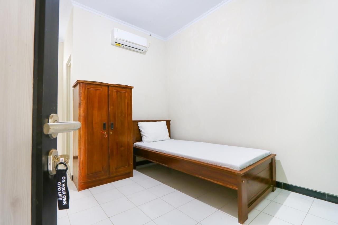 Oyo 3187 Kost Putri Bu Chris Hotell Jembel Rom bilde
