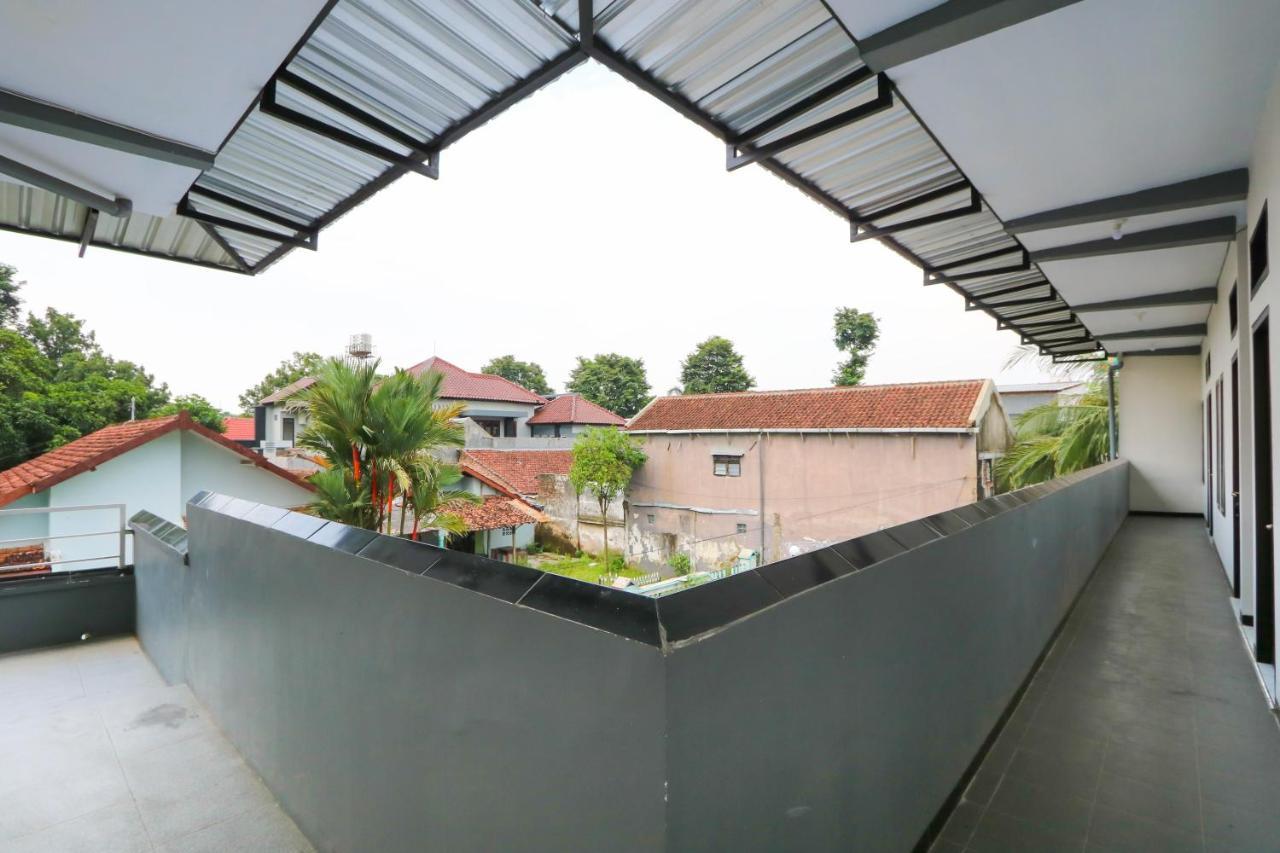 Oyo 3187 Kost Putri Bu Chris Hotell Jembel Eksteriør bilde