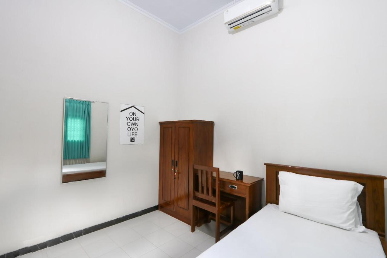 Oyo 3187 Kost Putri Bu Chris Hotell Jembel Eksteriør bilde