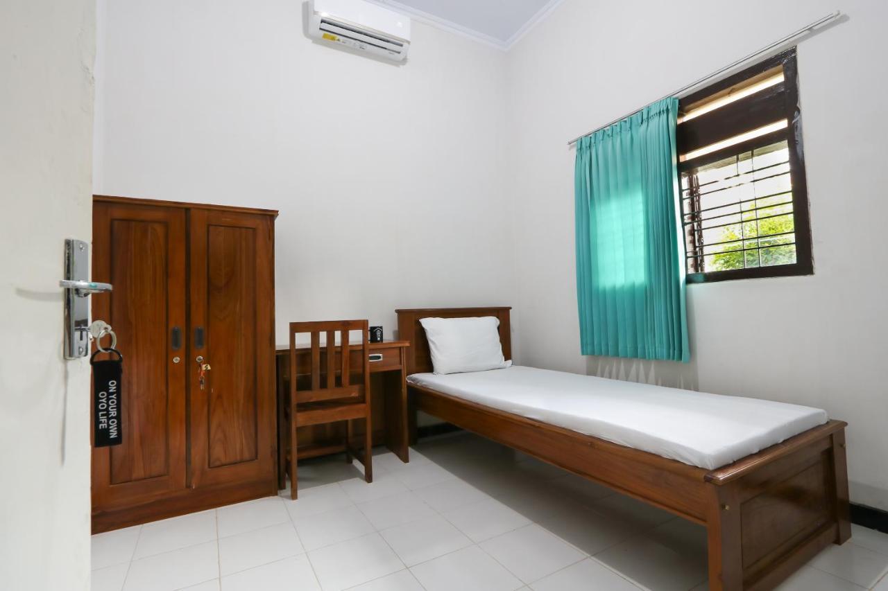 Oyo 3187 Kost Putri Bu Chris Hotell Jembel Rom bilde
