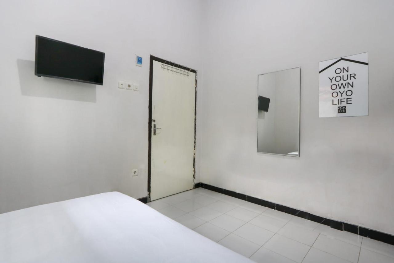 Oyo 3187 Kost Putri Bu Chris Hotell Jembel Eksteriør bilde
