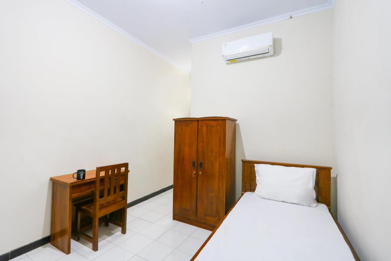 Oyo 3187 Kost Putri Bu Chris Hotell Jembel Eksteriør bilde