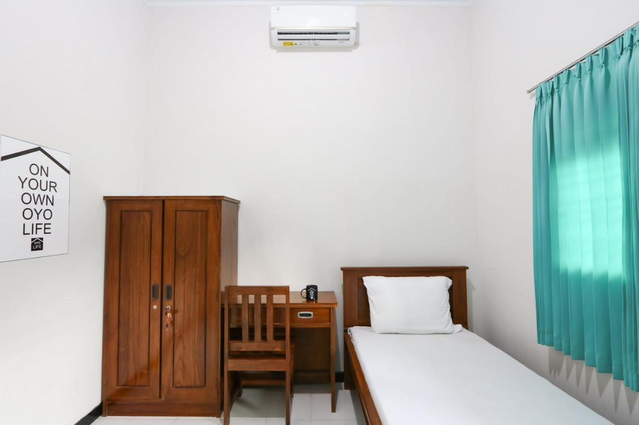 Oyo 3187 Kost Putri Bu Chris Hotell Jembel Eksteriør bilde